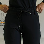 Pantalón quirúrgico 915 Negro Super Stretch — tela 88% poliéster 12% spandex sin planchado