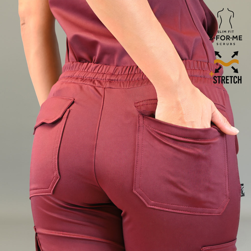 Detalle de bolsillos funcionales del jogger quirurgico vino mujer Estilo 910
