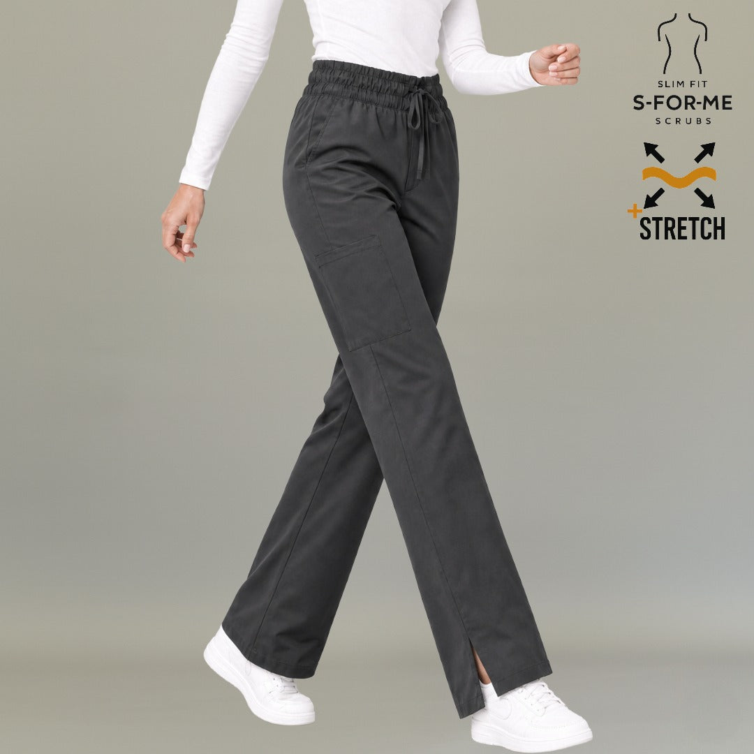 pantalon negro quirurgico para mujer caminando