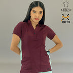 Vista frontal de filipina médica 930 color vino con cuello mao y paneles laterales en tono menta.