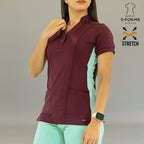 Vista lateral del conjunto médico 930 mostrando la filipina vino y pantalón médico menta.