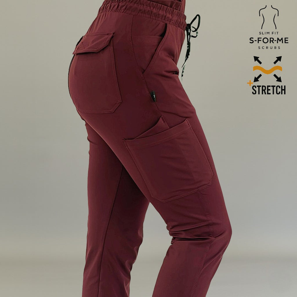Acercamiento posterior al pantalón médico 930 color vino, detalle de bolsas.