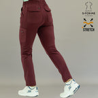 Vista posterior del pantalón médico 930 color vino, diseño ajustado.