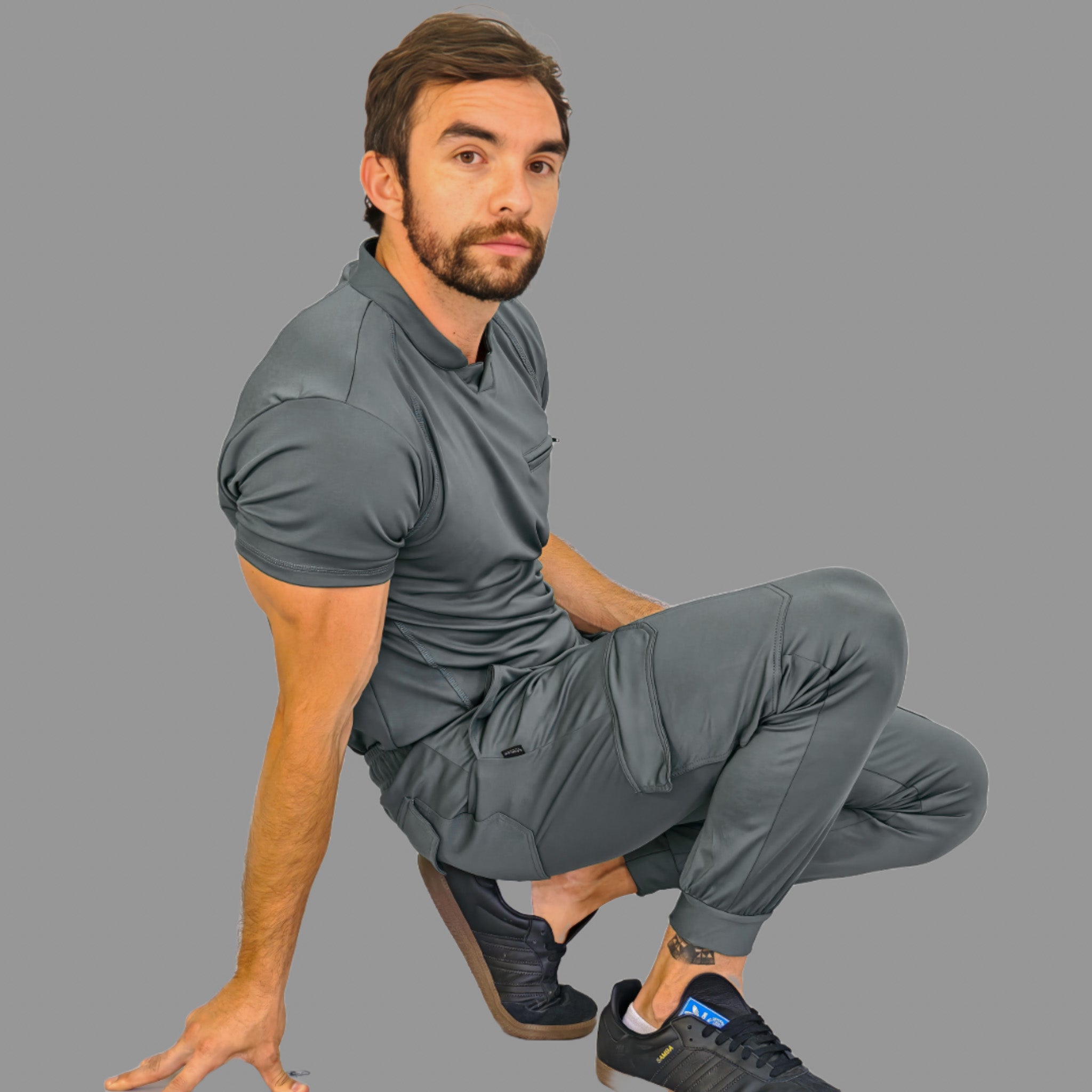 Conjunto Quirúrgico Gris Medio para Hombre – Estilo 910 | Super Stretch Slim Fit