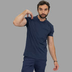 Filipina quirúrgica azul marino para hombre estilo 910 vista frontal en modelo
