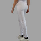 Vista posterior de pantalón clínico blanco mujer con corte slim fit