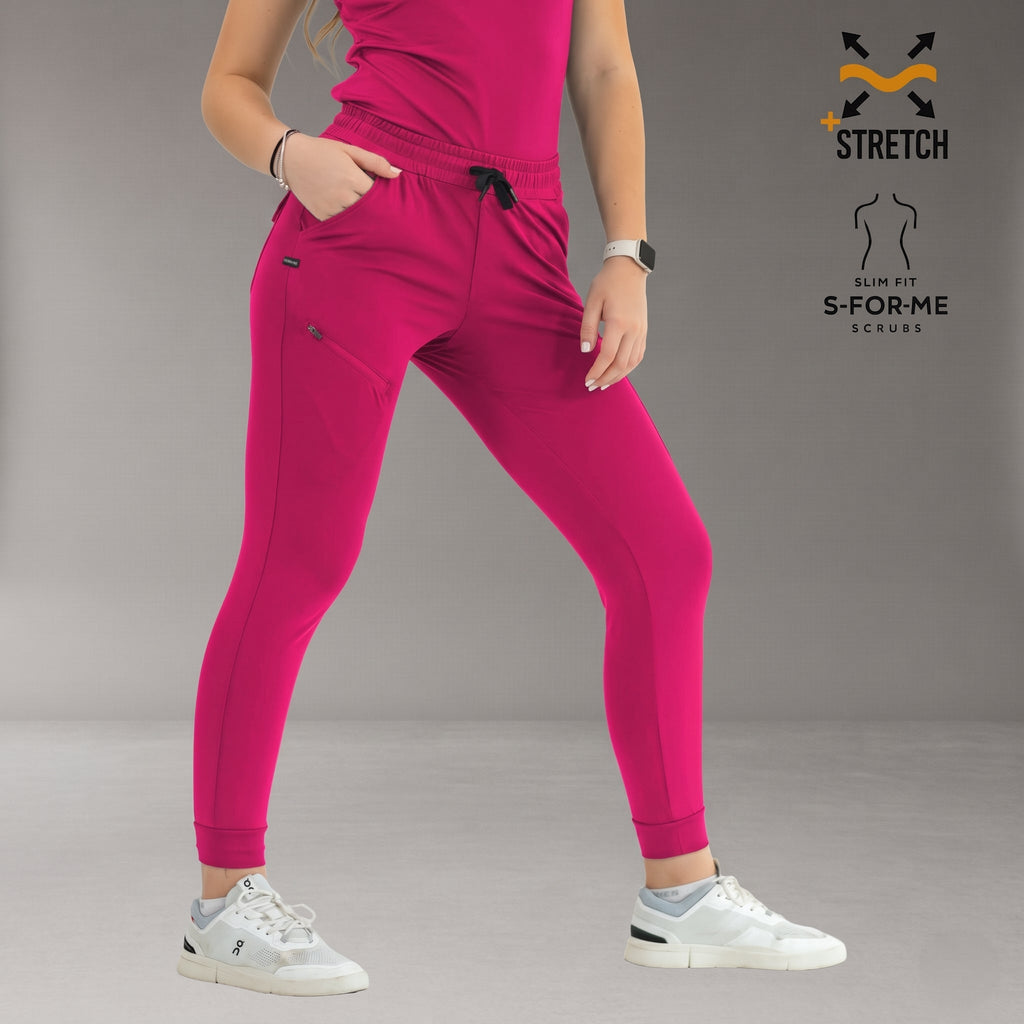 Jogger quirúrgico mujer 905 fucsia, vista frontal de tres cuartos con cintura de cordón, bolsillo lateral y puños en los tobillos