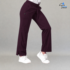 Pantalón médico Vino Cherry 502, vista lateral detallando ajuste y dobladillo.