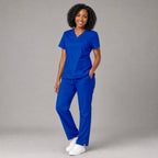 Conjunto completo con el pantalón quirúrgico 502 azul eléctrico de pierna amplia y filipina a juego.